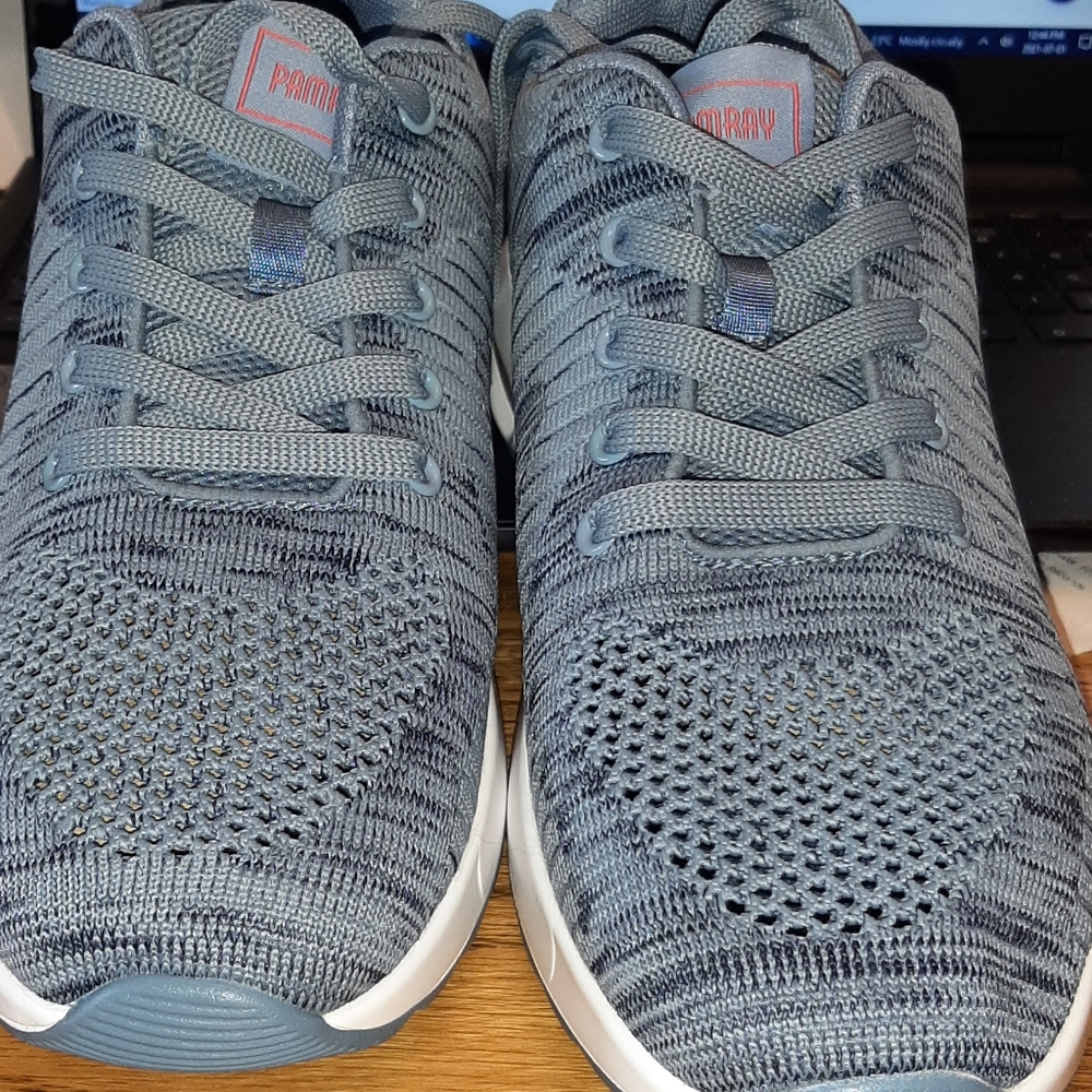 🚺 Ladies Sneakers  size 40